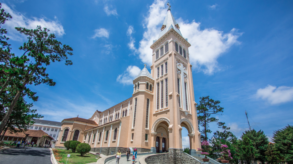 Khuon-vien-Nha-tho-chinh-toa-Da-Lat-12043