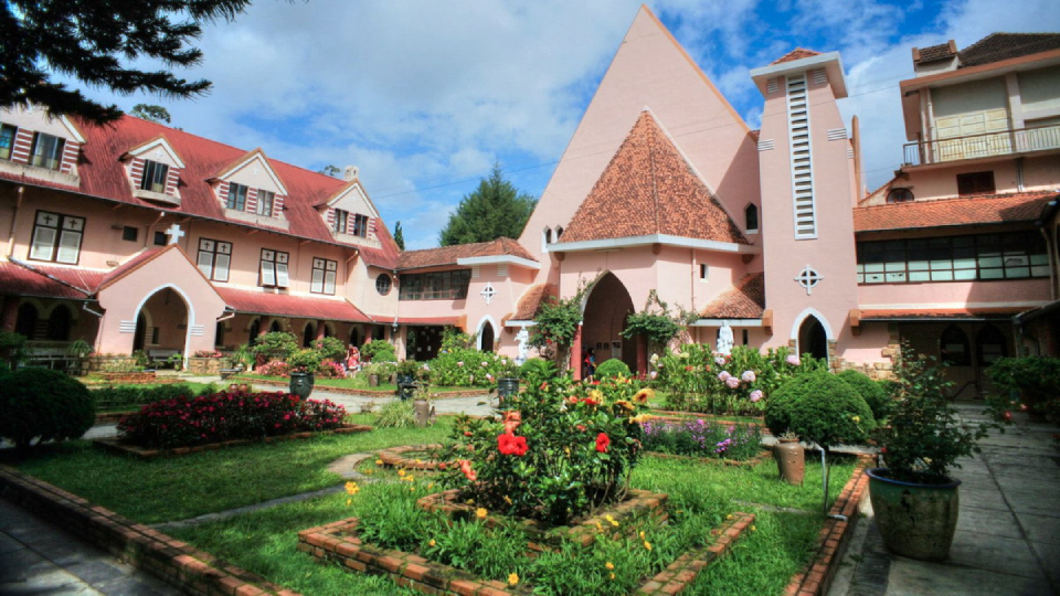 khuon-vien-nha-tho-domaine-de-marie-12061