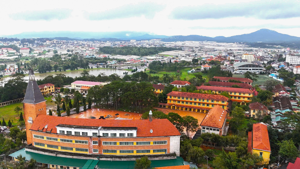 truong-cao-dang-da-lat-tren-cao-12082