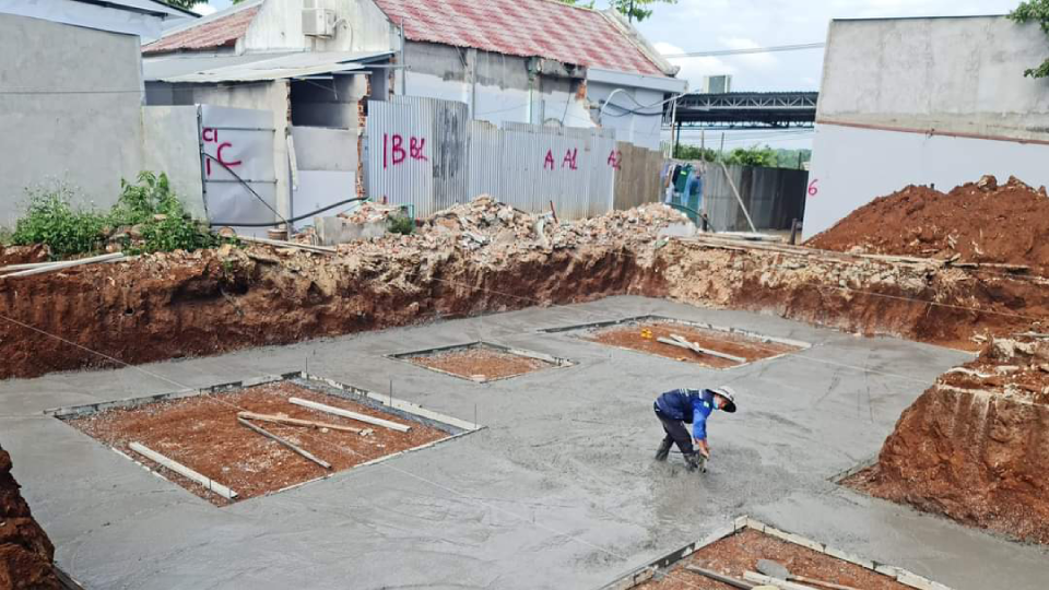 Móng băng là gì? Cấu tạo và quy trình thi công móng băng chi tiết 10 do-be-tong-lot-mong-bang-12451